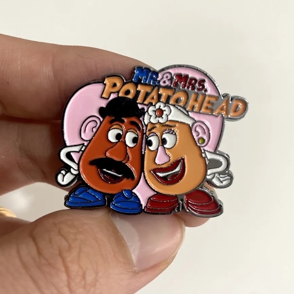 1 LEFT‼️ XL Toy Story Heart Brooch 90s Movies Potatohead Romantic Pixar Badge - Picture 4 of 7